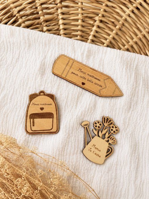 Magnet gravé – Arrosoir fleuri, cartable ou crayon