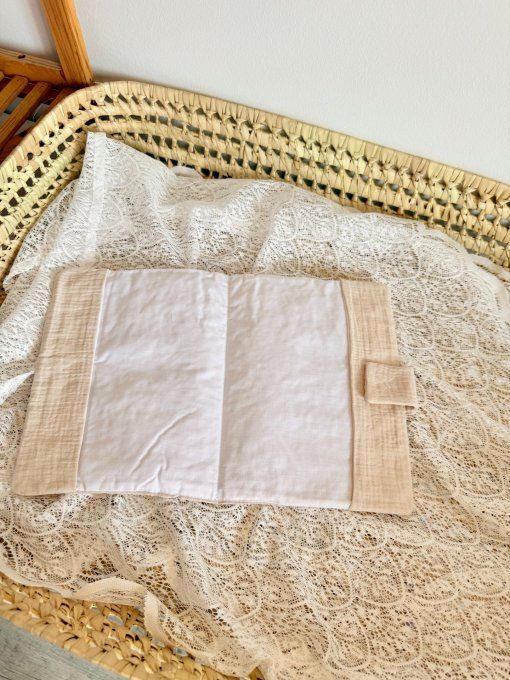 Protège carnet de santé brodé – Gaze de coton beige