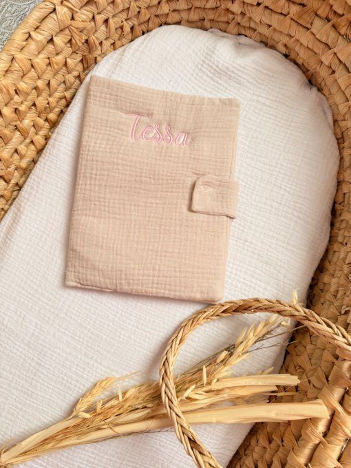 Protège carnet de santé brodé – Gaze de coton beige