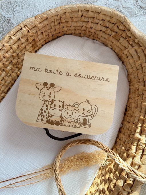 Valise en bois à souvenirs personnalisée avec gravure