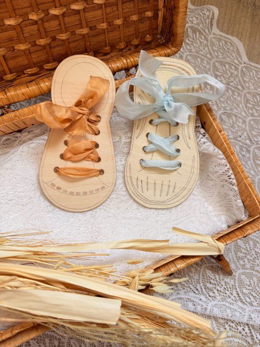 Chaussure d’apprentissage à lacer – en bois