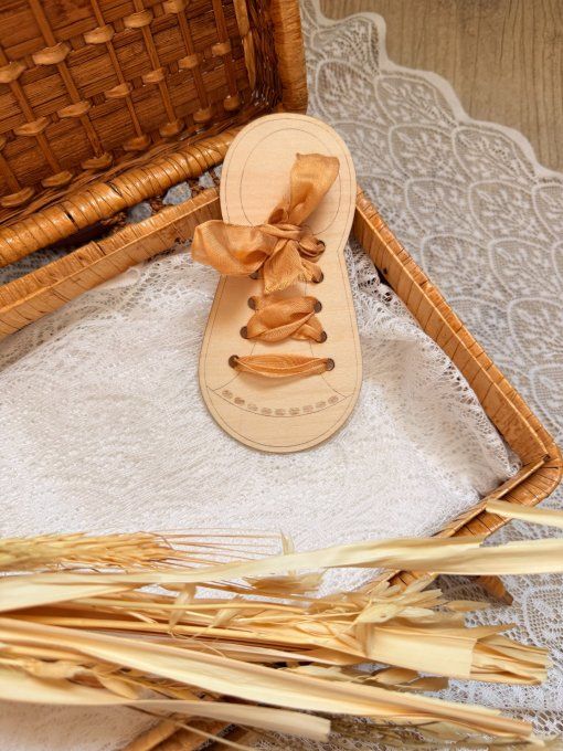 Chaussure d’apprentissage à lacer – en bois