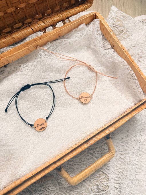 Bracelet réglable avec médaillon en bois gravé