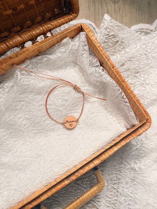 Bracelet réglable avec médaillon en bois gravé