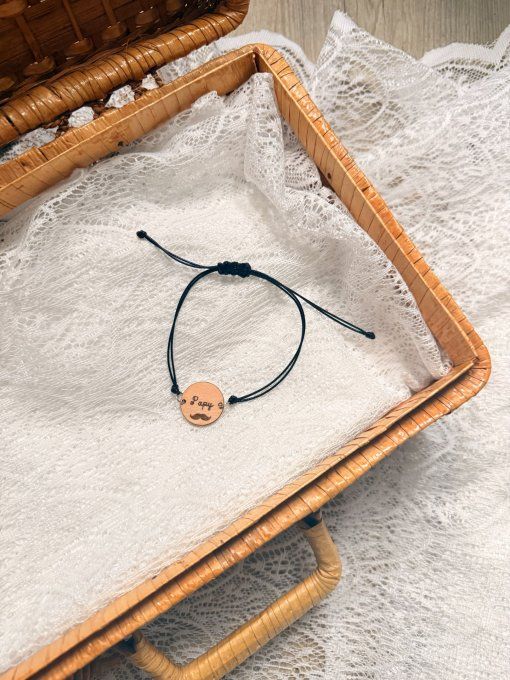 Bracelet réglable avec médaillon en bois gravé