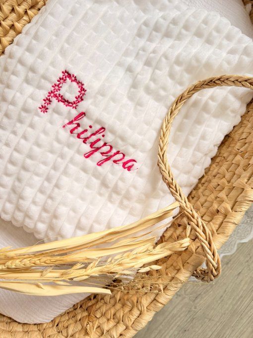 Couverture effet polaire - Broderie lettrine fleurie 