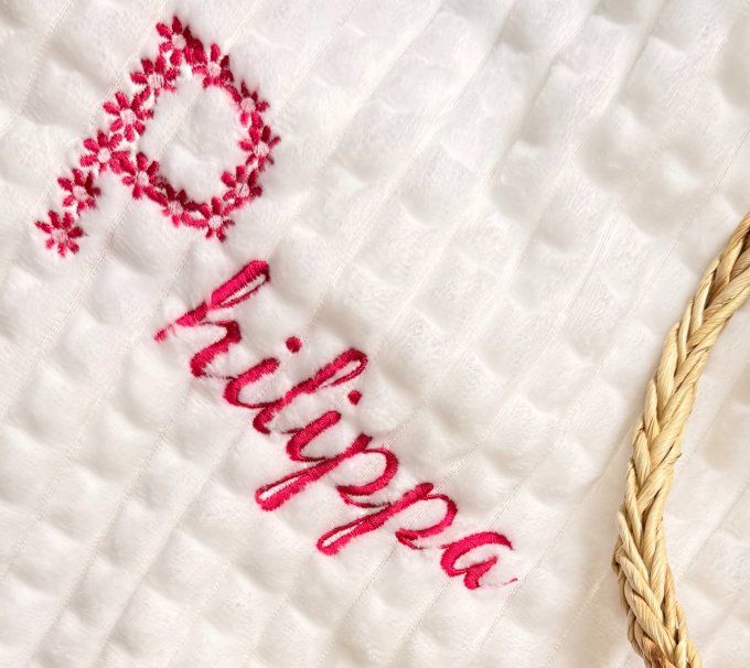 Couverture minky brodée- Broderie lettrine fleurie 