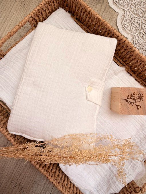 Protège carnet de santé brodé – Gaze de coton - Beige - Fleuri - Blanc