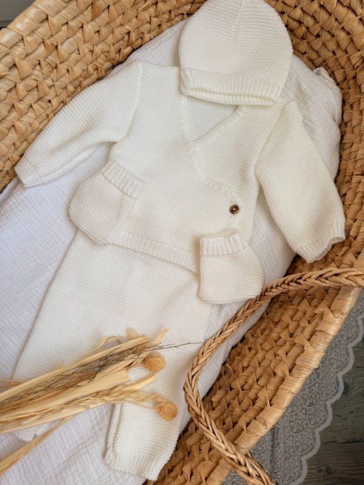 Ensemble de naissance en tricot brodé – Brassière, bonnet, moufles et pantalon