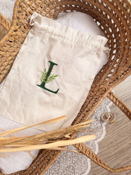 Pochon personnalisé – Initiale fleurie brodée